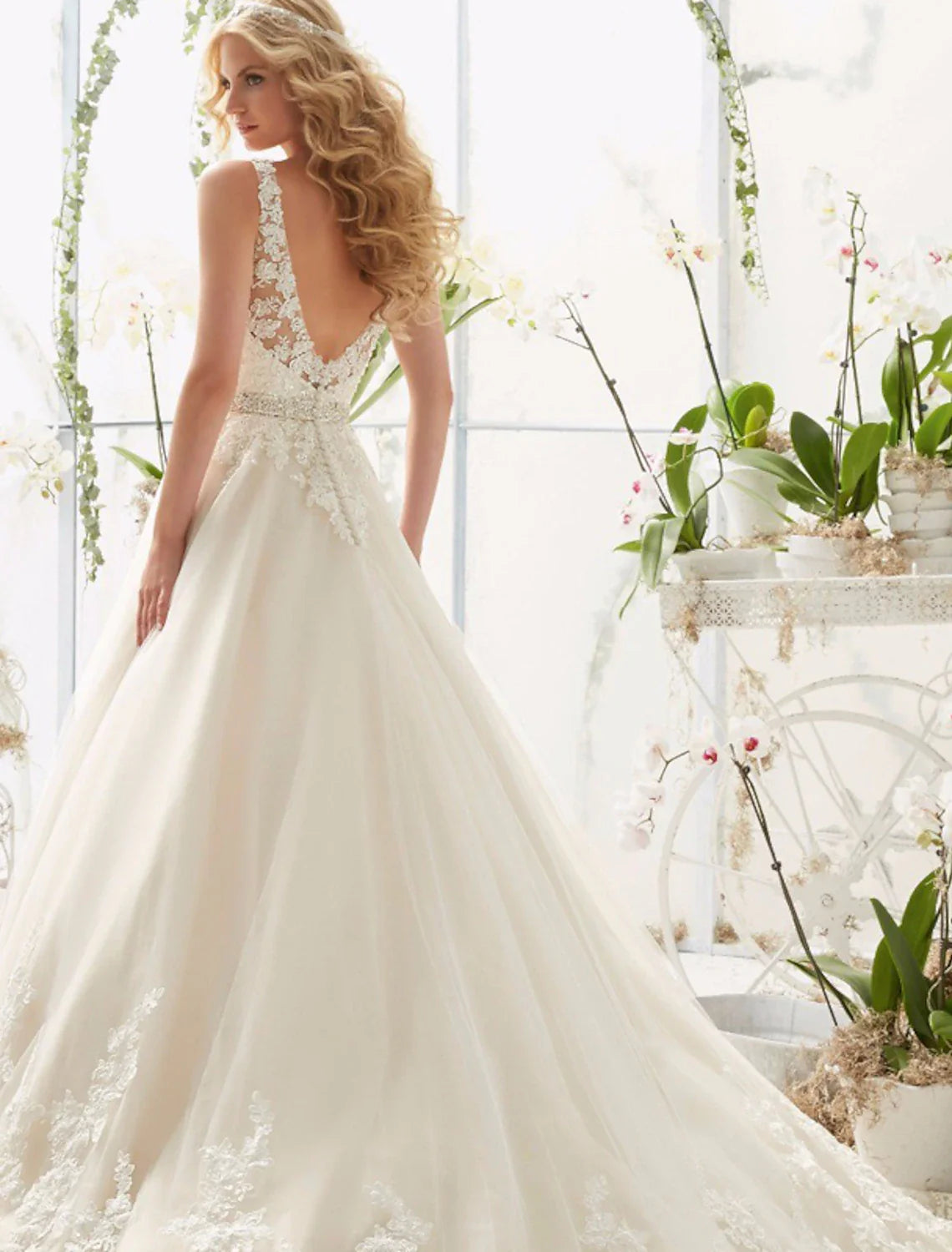 Charming Engagement Open Back Sexy Formal Wedding Dresses A-Line V Neck Sleeveless Court Train Lace Bridal Gowns
