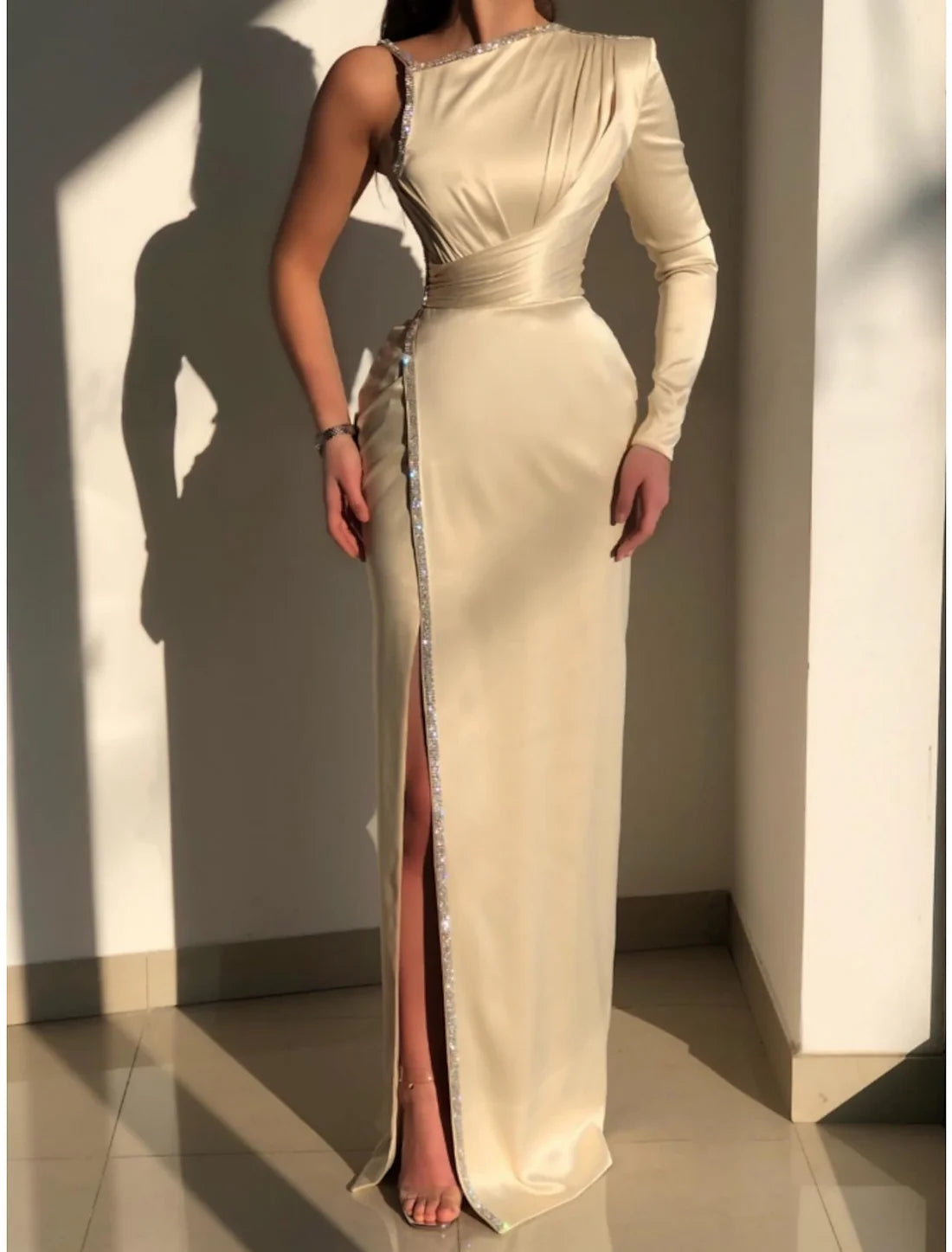 A-Line Evening Gown Elegant Dress Formal Sweep / Brush Train Long Sleeve Scoop Neck Satin with Ruched Sequin Slit Sparkly