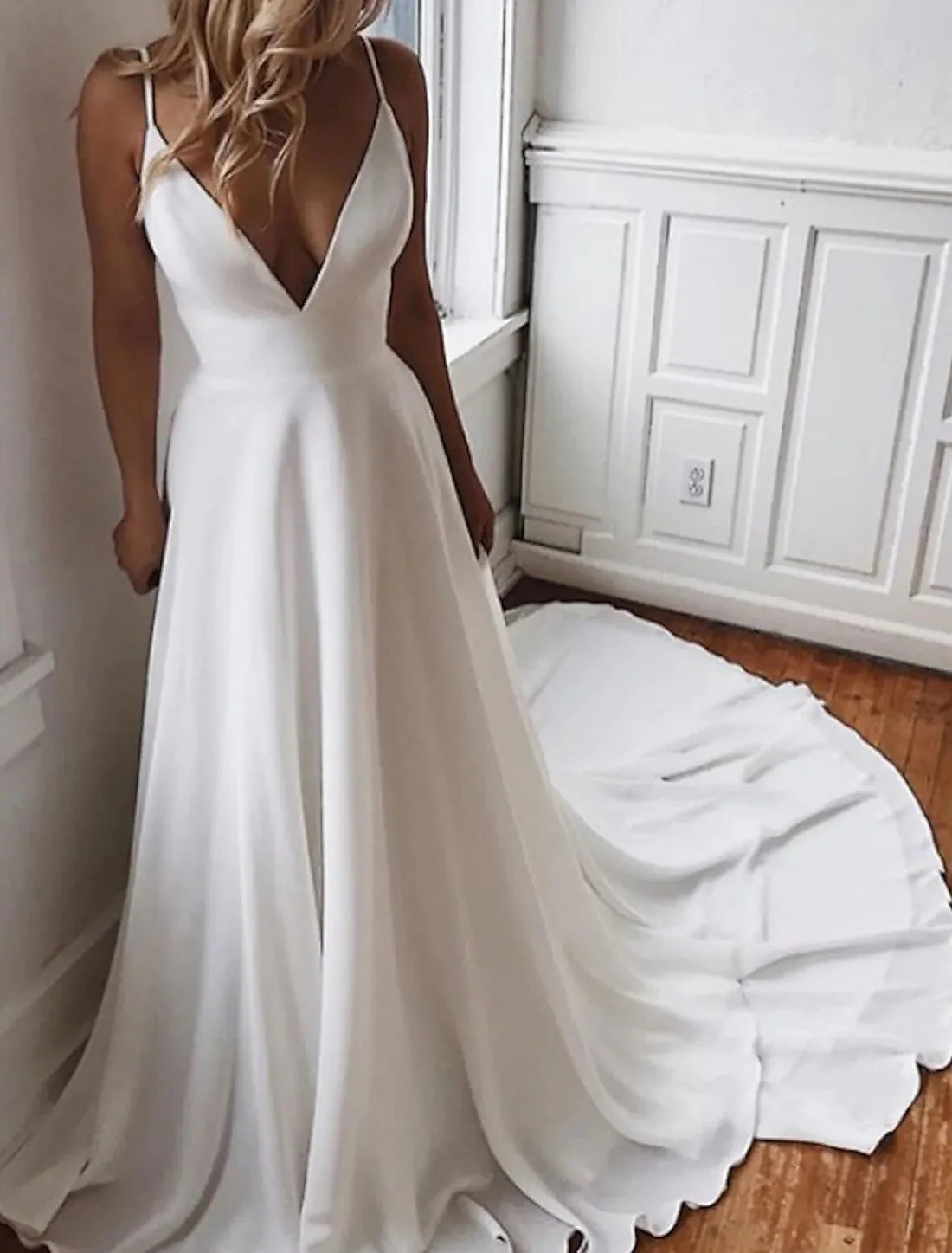 Charming Beach Open Back Boho Wedding Dresses A-Line Camisole V Neck Spaghetti Strap Chapel Train Chiffon Bridal Gowns With Appliques Solid Color