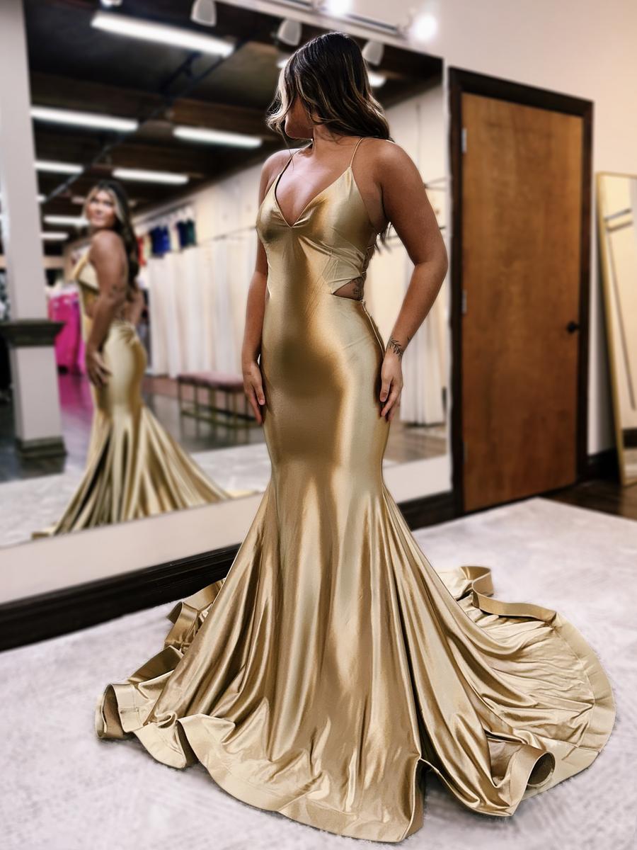 Prom dress stun the crowd in this simply stunning gown